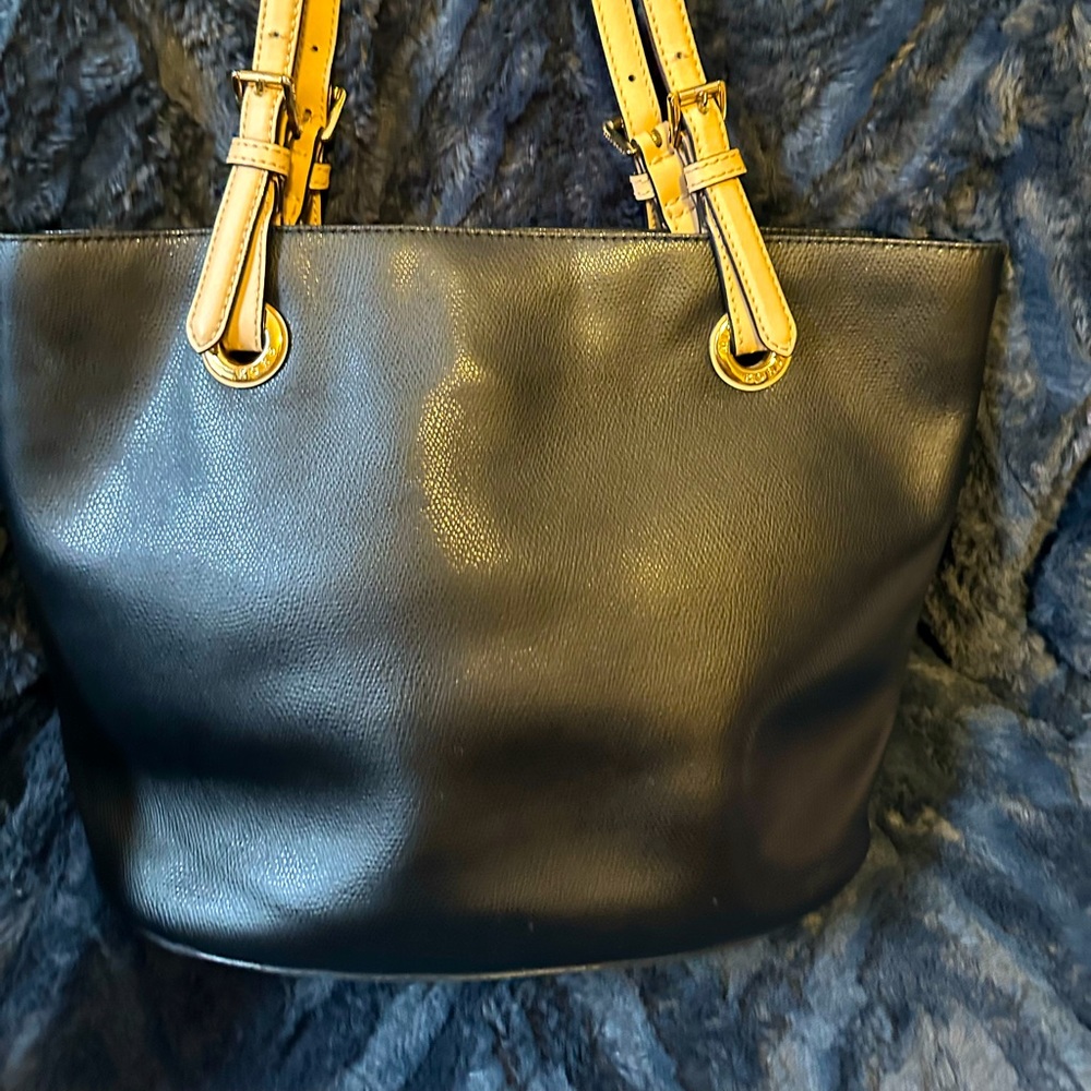 🧚🏽Michael Michael Kors tote in excellent condition. Strap has slight crack Clean